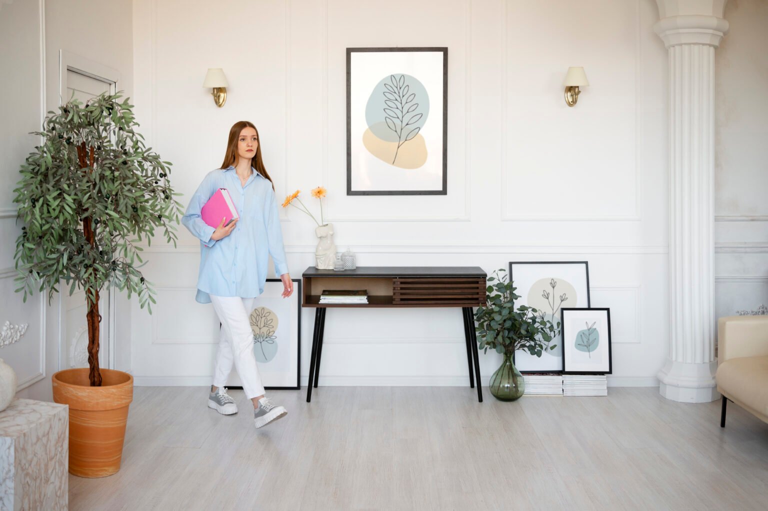 mujer en hall entrada de casa