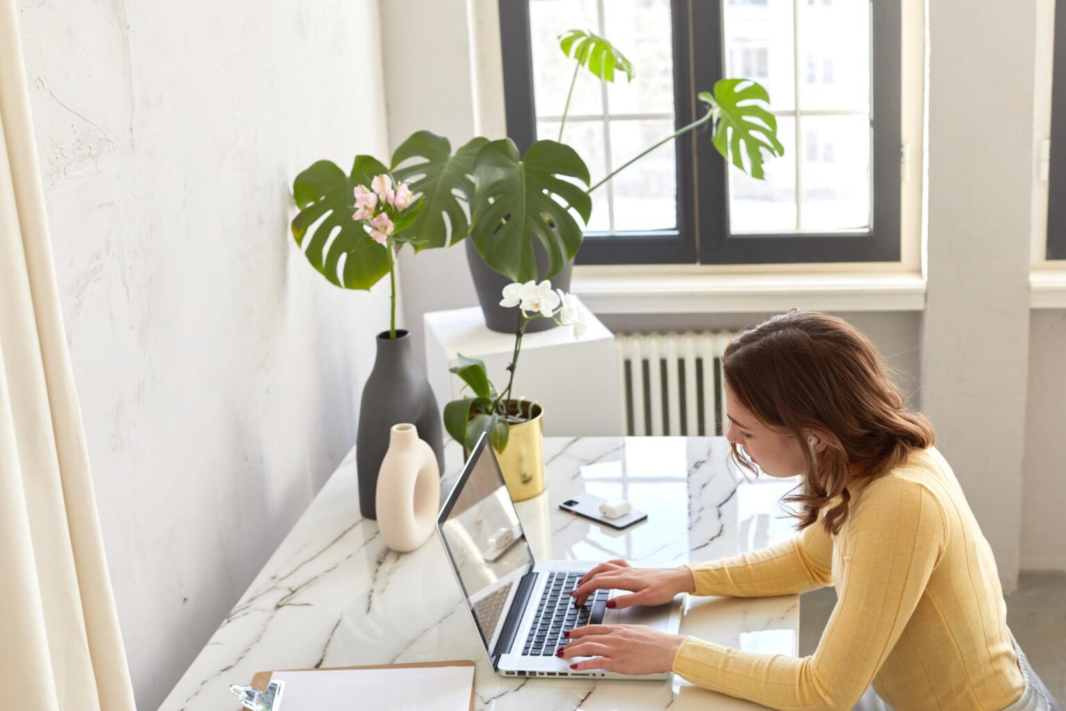 mujer en computador desde la casa