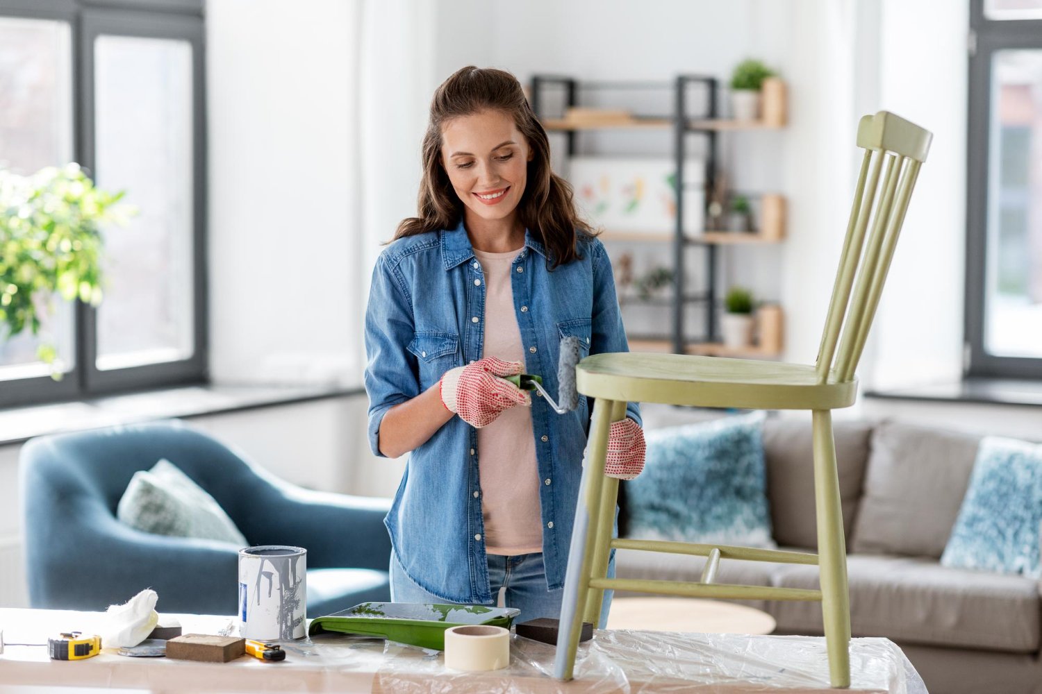 mujer pinta silla verde