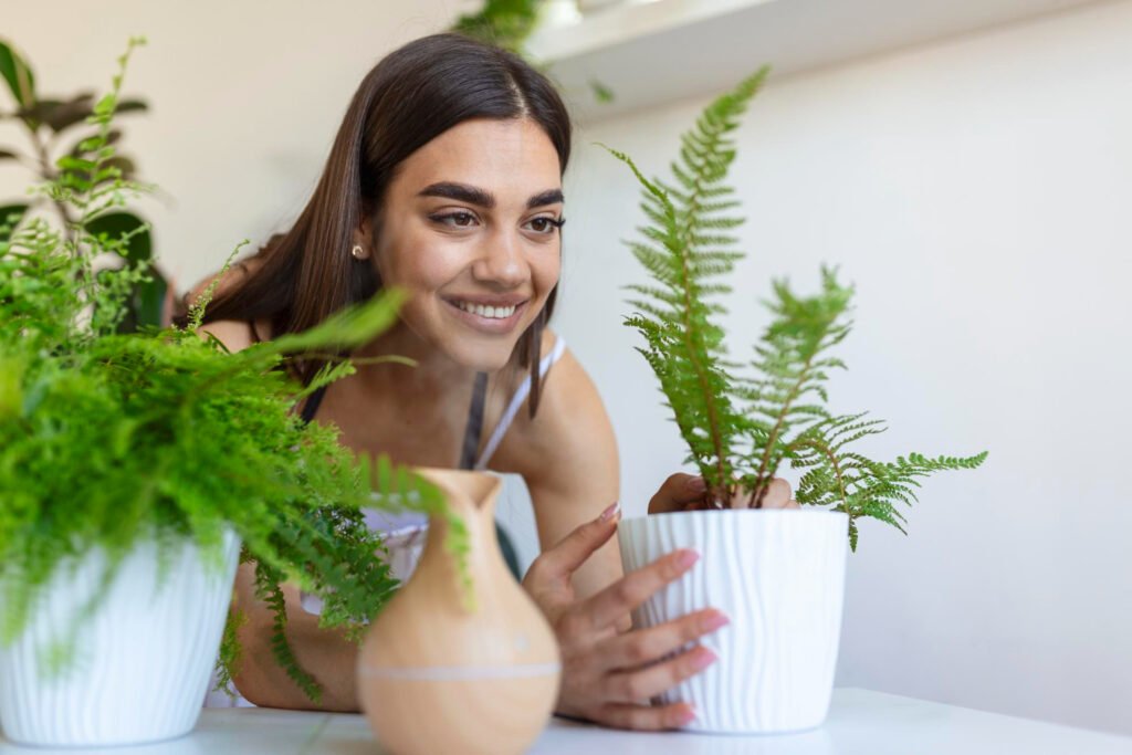 mujer colocando plantas